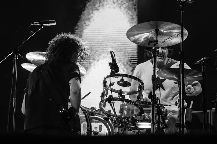 Taylor York e Zac Farro tocando com o Paramore em São Paulo (11/03)
