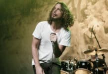 Chris Cornell cantando com o Soundgarden