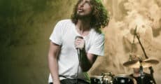 Chris Cornell cantando com o Soundgarden