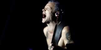 Flea, do Red Hot Chili Peppers, gritando em show