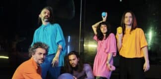 Supercombo reflete sobre passagem do tempo em parceria com Vitor Kley no single "Tarde Demais"; veja o clipe