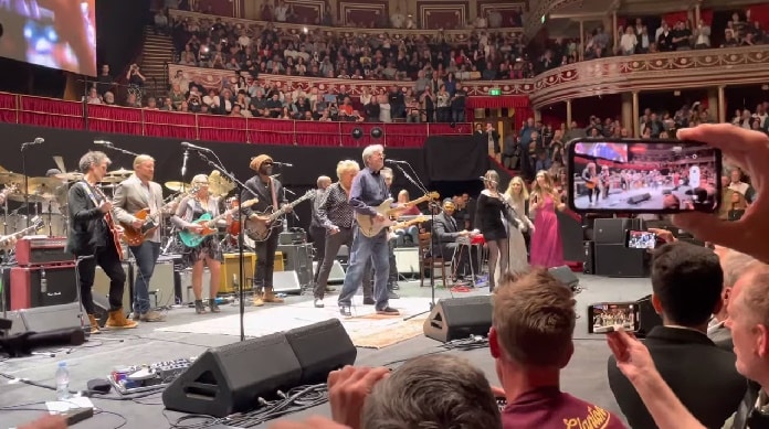 Eric Clapton e guitarristas no tributo a Jeff Beck