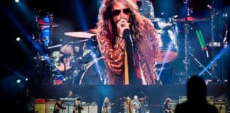 Aerosmith ao vivo com Steven Tyler no telão