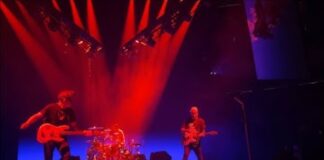 blink-182 faz primeiro show de turnê mundial de reunião com Tom DeLonge