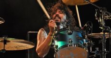 Dave Grohl gravou bateria no novo disco do Foo Fighters