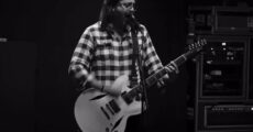 Foo Fighters apresenta música inédita aos fãs; confira a performance de “Nothing At All”