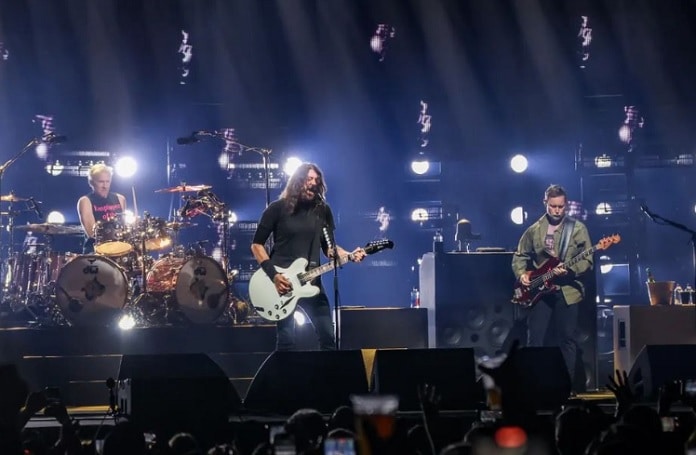 Foo Fighters retorna oficialmente aos palcos após a morte de Taylor Hawkins; assista aos vídeos