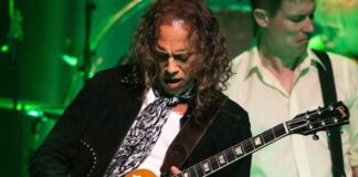 Kirk Hammett tocando a lendária guitarra "Greeny"