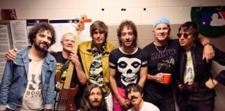 Red Hot Chili Peppers celebra The Strokes em foto histórica