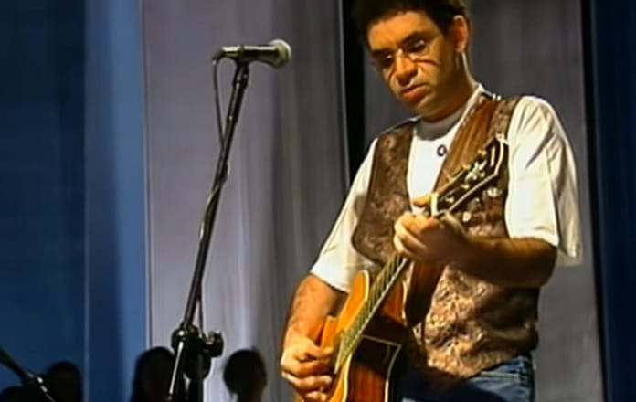 Renato Russo canta hit da música Sertaneja em versão de IA; ouça
