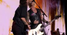 Guns N' Roses convida Dave Grohl para mais uma performance incrível de “Paradise City”; veja