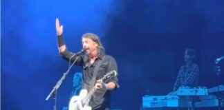 Dave Grohl “agradece” Taylor Hawkins por tempo bom em show do Foo Fighters