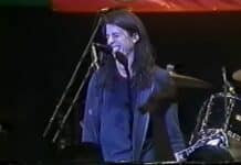 Em 1996, Foo Fighters fazia show em loja de discos lotada