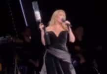 Adele brinca com arma de disparar camisetas em show