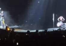 Mark Hoppus se emociona com discurso durante show do blink-182