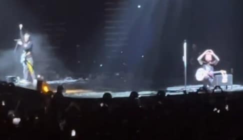 Mark Hoppus se emociona com discurso durante show do blink-182