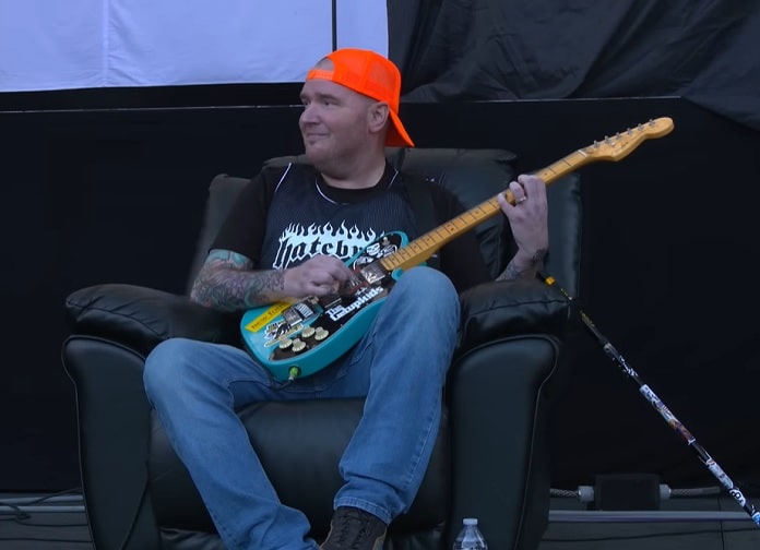 Em tratamento contra o câncer, Chad Gilbert toca sentado em show do New Found Glory