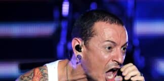 Chester Bennington berrando com o Linkin Park