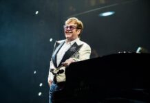 Elton John faz discurso emocionante dedicado aos fãs em sua despedida dos palcos: "Minha força vital é tocar para vocês"
