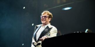 Elton John faz discurso emocionante dedicado aos fãs em sua despedida dos palcos: "Minha força vital é tocar para vocês"