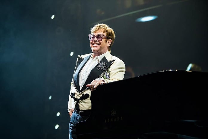 Elton John faz discurso emocionante dedicado aos fãs em sua despedida dos palcos: