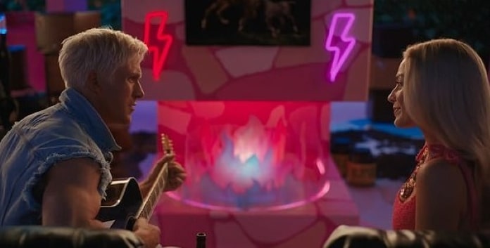 Ken (Ryan Gosling) tocando violão para Barbie (Margot Robbie)