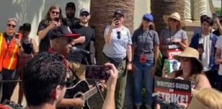 Tom Morello faz show para apoiar greve em Hollywood