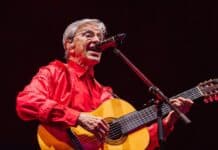 Segundo dia do festival Doce Maravilha é marcado por muita chuva e show histórico de Caetano Veloso