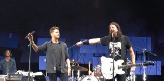 Foo Fighters surpreende fãs ao receber Michael Bublé no palco para cantar o hit de 2009 "Haven't Met You Yet"; confira