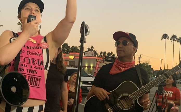 Ex-dançarino, Tom Morello faz show para celebrar sindicalização de strippers nos EUA