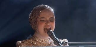 Putri Ariani canta hit do U2 e impressiona Simon Cowell