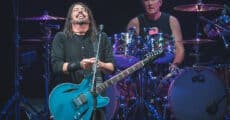 Dave Grohl sorrindo em show do Foo Fighters em Curitiba