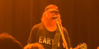 Neil Young decreta fim da COVID e volta aos palcos pela primeira vez desde 2019