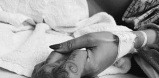 Travis Barker e Kourtney Kardashian de mãos dadas no hospital