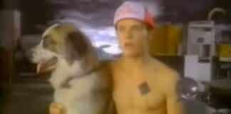 Flea apresentando programa da MTV ao lado de cachorro