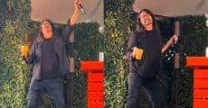 Dave Grohl (Foo Fighters) solta a cintura ao ouvir "I Will Survive" em festival