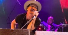 Eddie Vedder inclui covers de U2 e The Cure em seu show; veja os vídeos