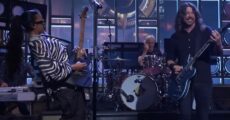 Foo Fighers convida H.E.R. para tocar a incrível "The Glass" no SNL; veja