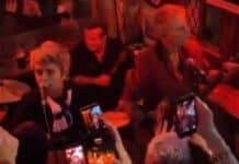 Green Day toca de surpresa em pub londrino