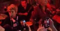 Green Day toca de surpresa em pub londrino