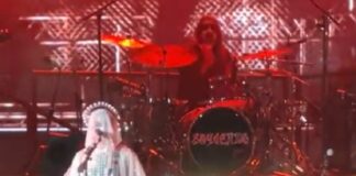 Dave Grohl toca bateria para o boygenius durante show de Halloween; veja