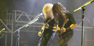 Dave Mustaine e Kiko Loureiro tocando com o Megadeth