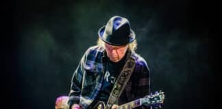 Neil Young tocando guitarra (2019)