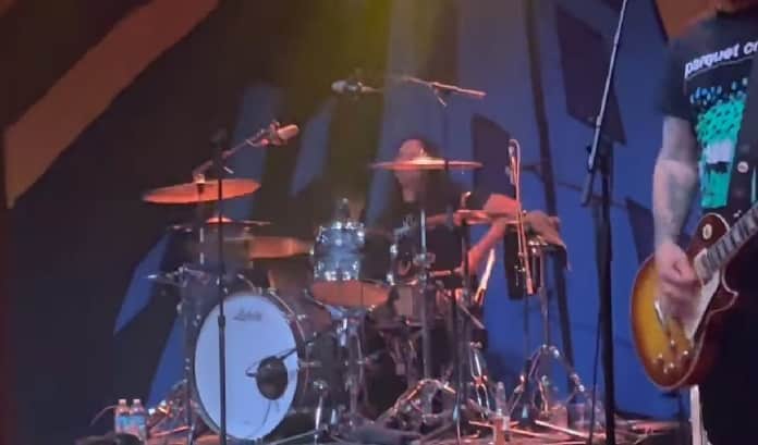 Jay Weinberg faz primeira aparição nos palcos após ser demitido como baterista do Slipknot