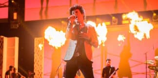 Billie Joe Armstrong cantando com o Green Day no palco em chamas