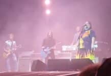 Foo Fighters convoca Jack Black para cantar "Big Balls" do AC/DC em show; veja