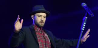 Justin Timberlake com pedestal e microfone