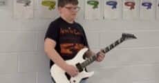 Menino de 11 anos toca guitarra