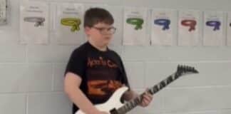 Menino de 11 anos toca guitarra