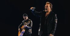 Bono faz homenagem a líder da oposião russa durante show do U2